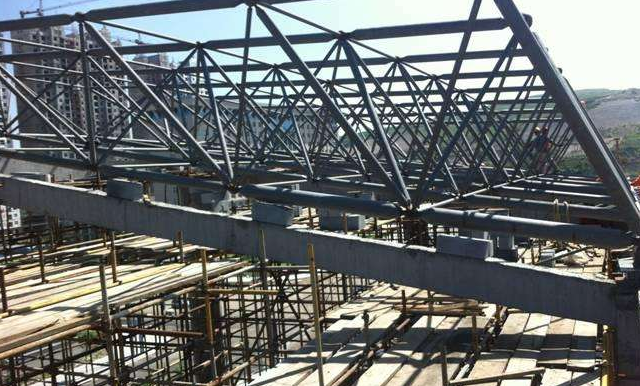 湘潭简述网架公司的黑色压型钢板的吊装步履